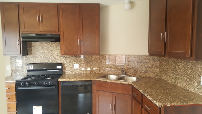 Building Photo - FOR RENT - 2BR & 1BA Duplex. Fenced Yard, ...