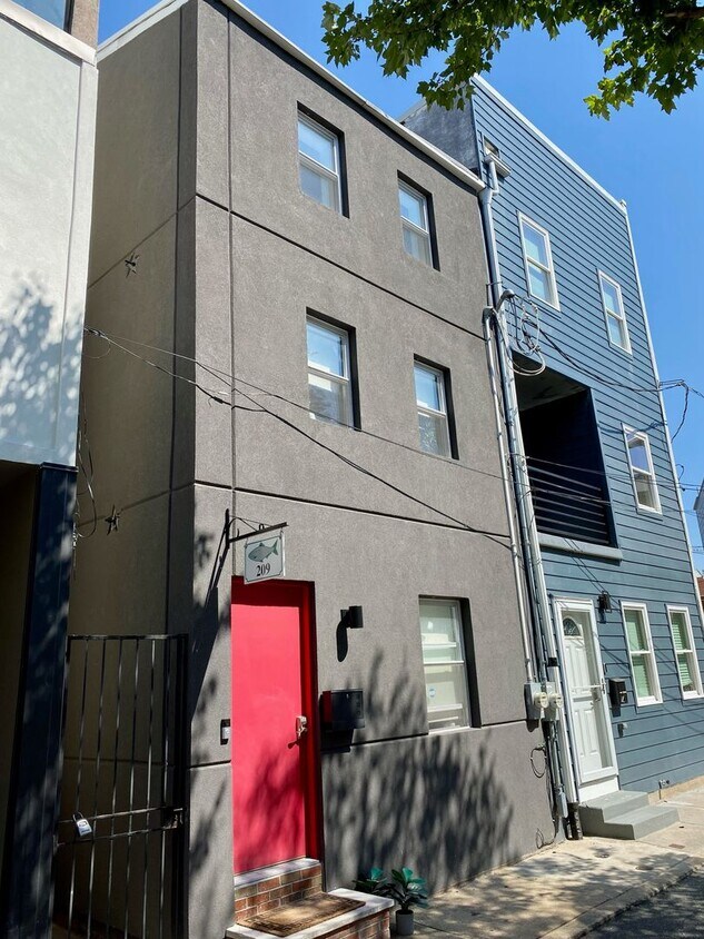 Primary Photo - Stunning 3-Bedroom Townhome in the Heart o...