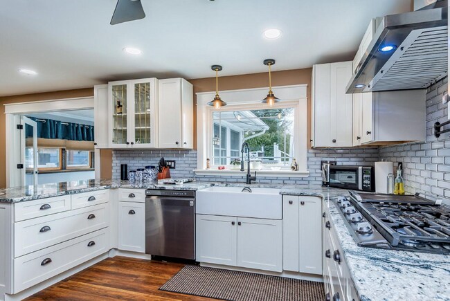 Building Photo - Beautiful 3 Bedroom in Camp Hill