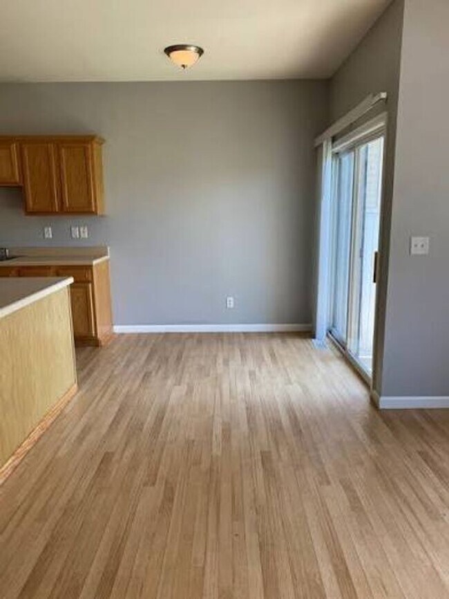 Foto del edificio - 3-Bedroom Townhome Available This July!