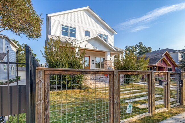 Building Photo - 709 E 13th St