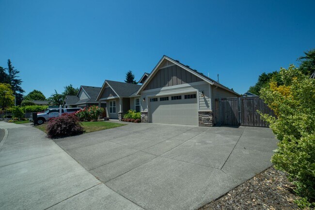 Building Photo - Beautiful Canby Custom Home!