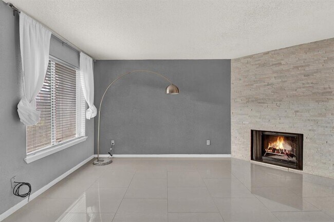 Foto del edificio - 3813 Landmark Dr