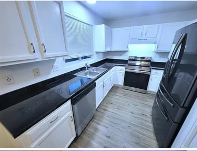 New kitchen appliances - 4898 Joplin Ct