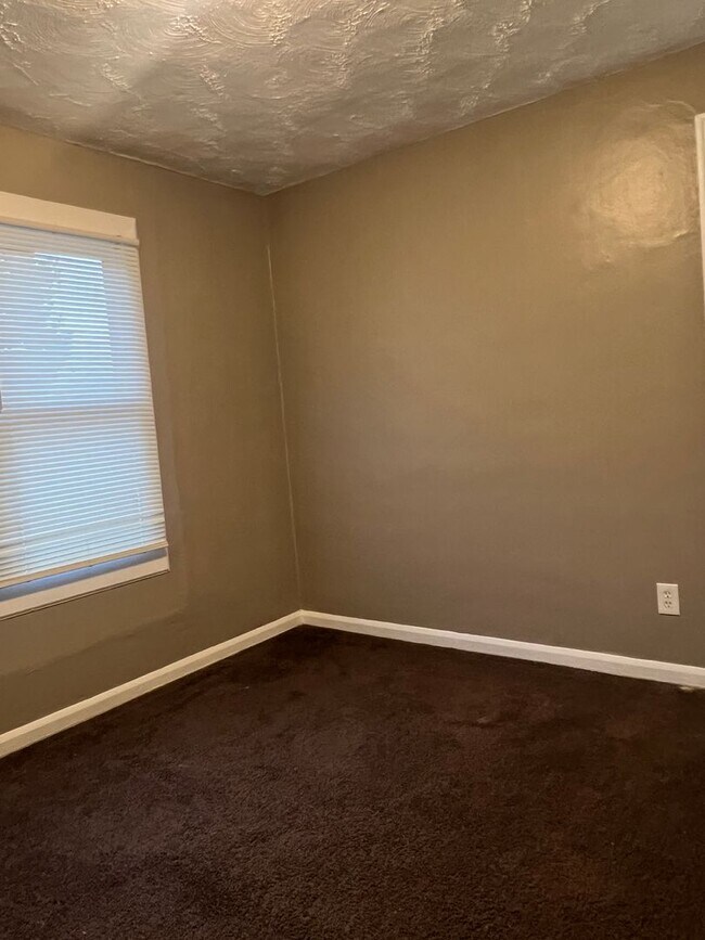 Building Photo - Charming residence boasts two spacious bed...