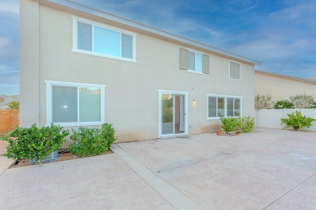 Foto del edificio - HUGE, 5 BED, 3 BATH + LOFT + OFFICE ~ BEAU...