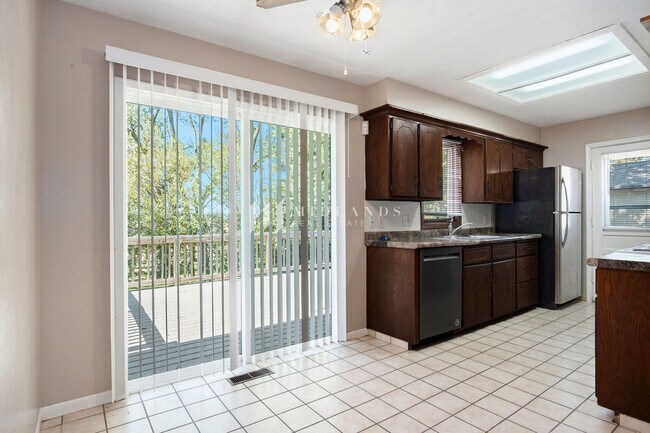Building Photo - 3 Bedroom Bellevue Home