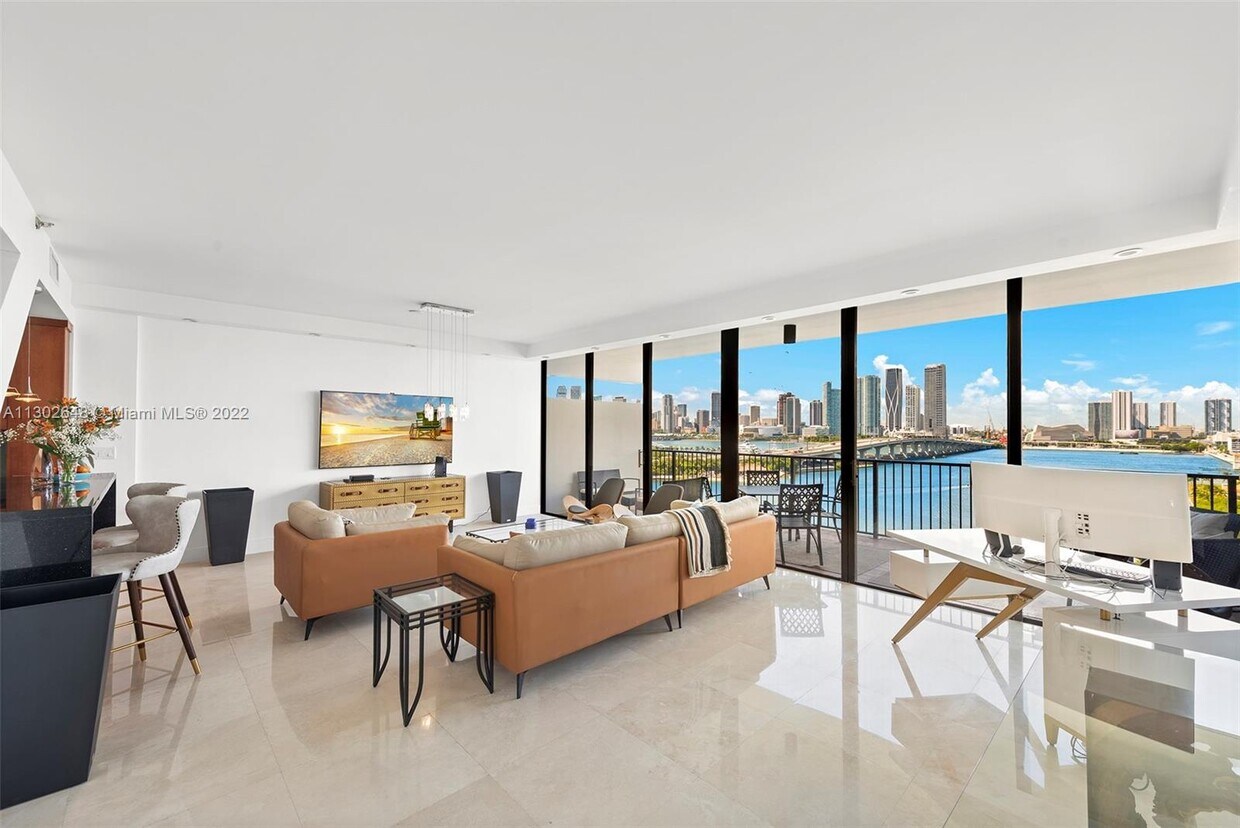 Primary Photo - 1000 Venetian Way