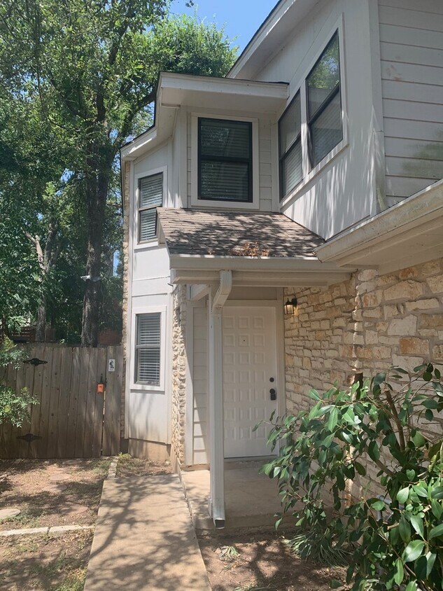 Charming twostory 2B/1.5B in Los Indios. Townhouse for Rent in