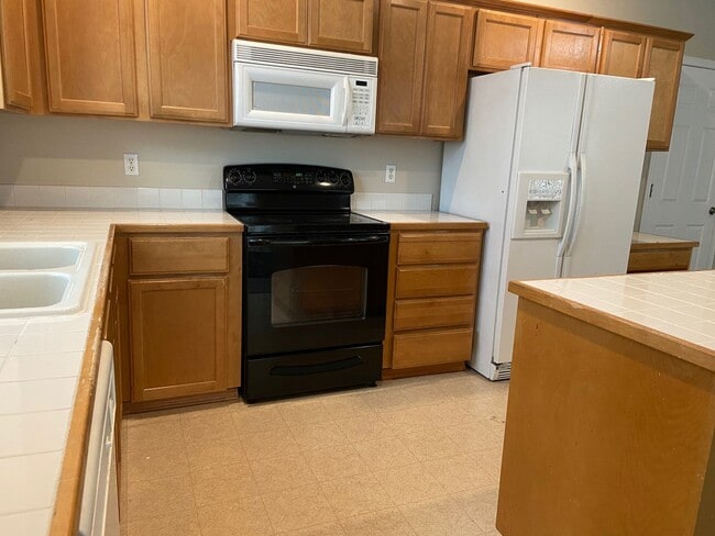 Building Photo - 3 Bedroom with Office/Bonus Room Located n...