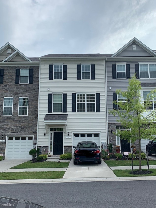 Primary Photo - 4 br, 3.5 bath Townhome - 124 Amelia Way
