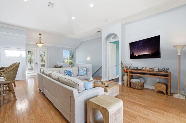 Building Photo - 3011 Pine Tree Dr