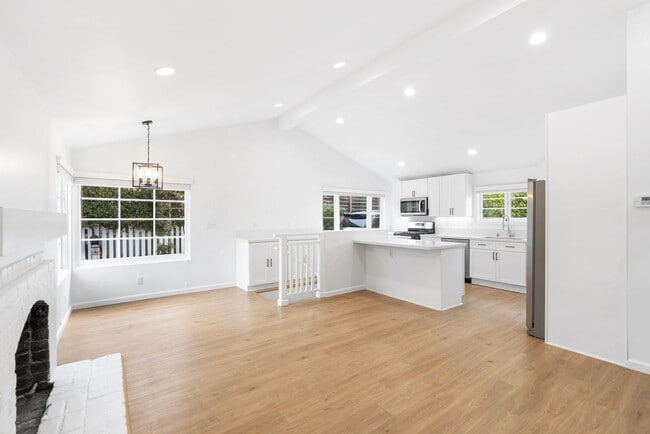 Building Photo - Lombardy Lane Triplex