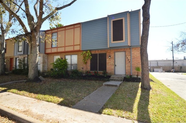 Building Photo - 1929 Miramar Green St