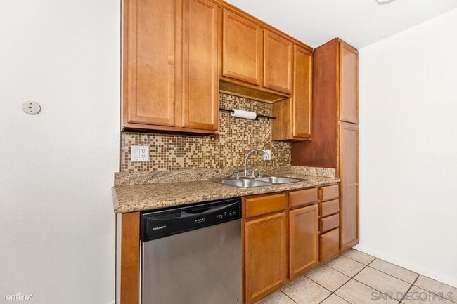 Building Photo - 2 br, 1.5 bath Condo - 1240 North Broadway...
