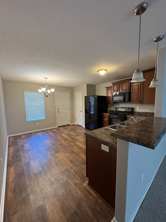 Building Photo - 4 Bed / 2 Bath Ready for move in!