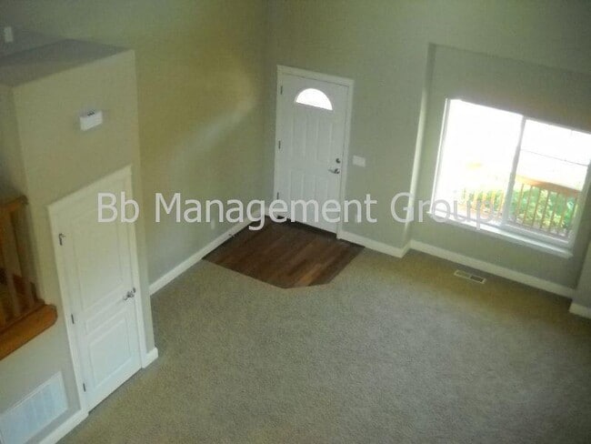 Building Photo - Like New! Spacious Light & Bright Home Close to Shopping