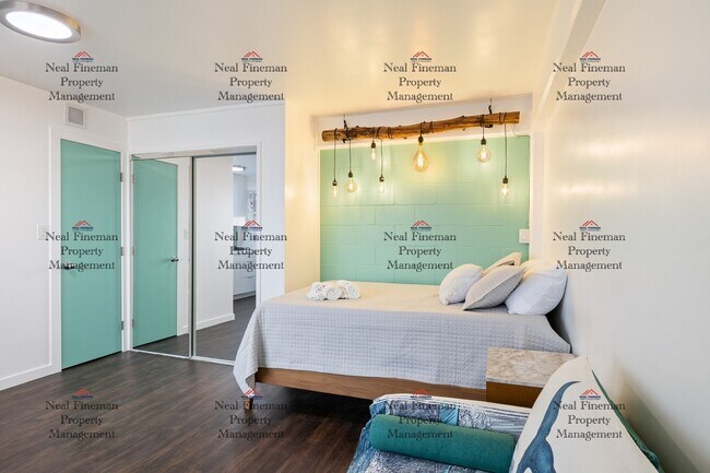 Foto del edificio - Furnished Studio, 1 Bath. Street parking. 1 year Lease. Electric water and sewer are included in ...