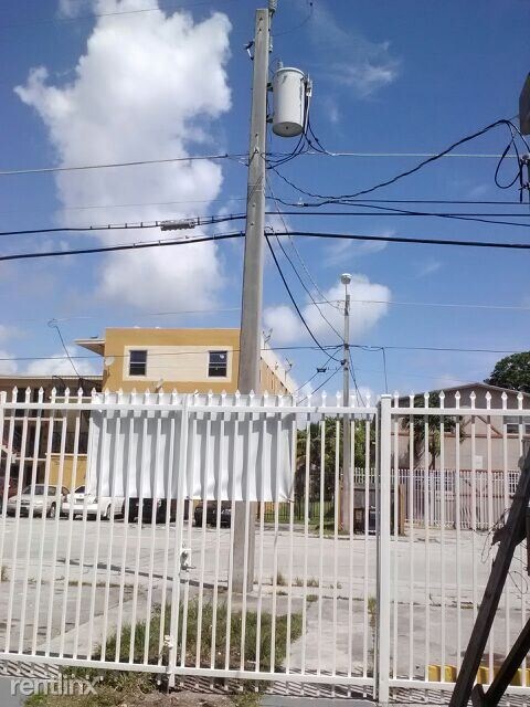 Foto del edificio - 2 br, 1 bath Apartment - 1254 NW 59th Street