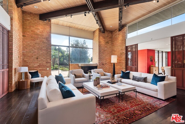 Foto del edificio - 1018 Summit Dr