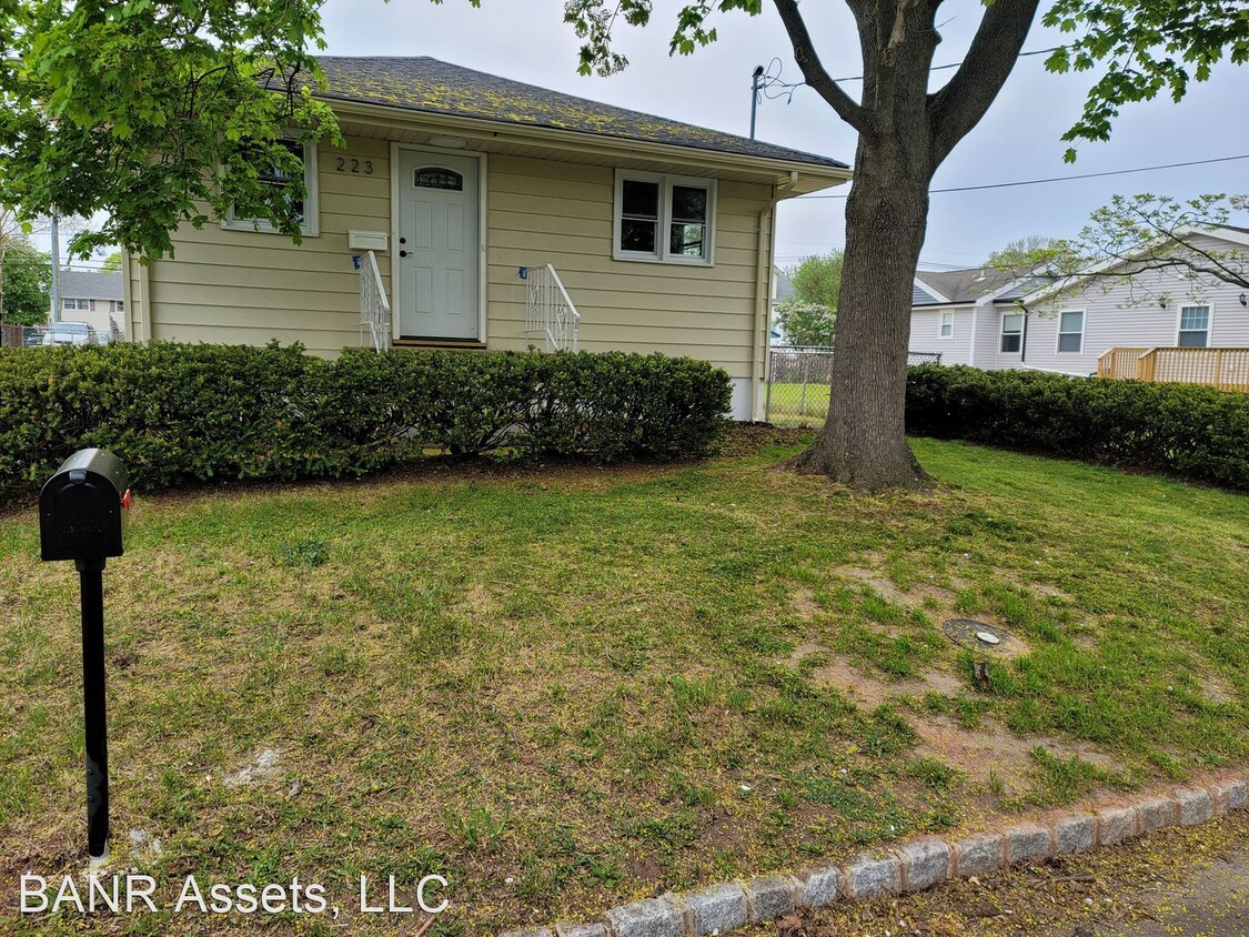 Primary Photo - 2 br, 1.5 bath House - 223 Elizabeth Ave