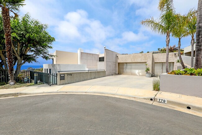 Building Photo - 770 Pelican Dr