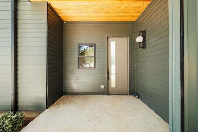 Building Photo - 6315 Del Monte Rd