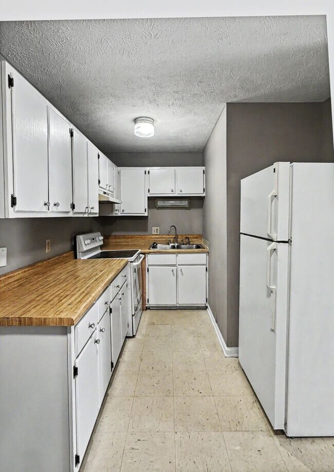 Building Photo - 5916 Aftonshire Dr