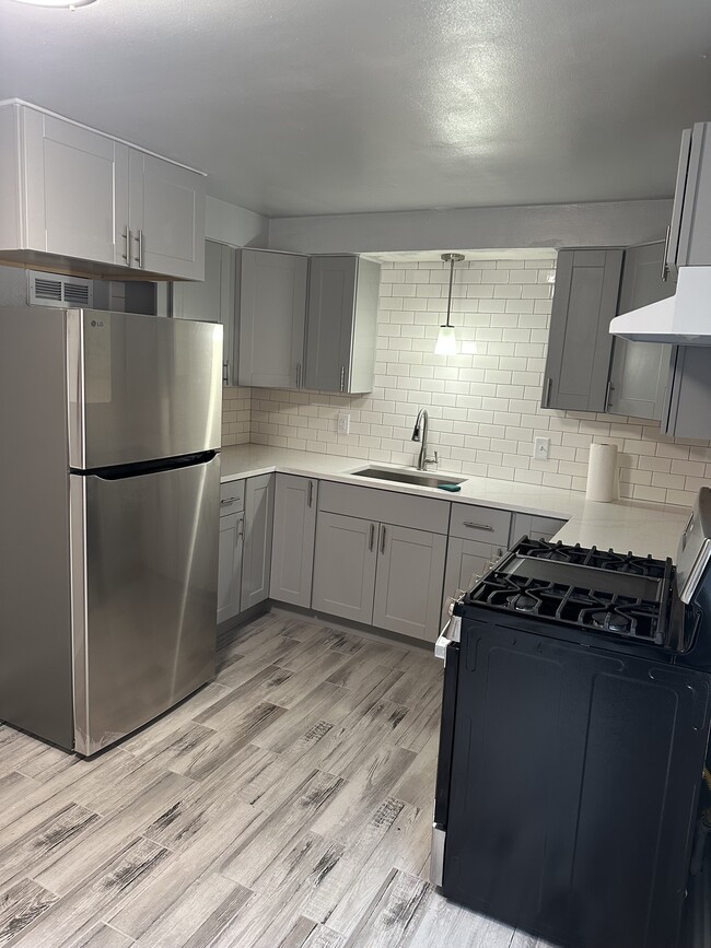 Building Photo - 2014 Davis Ave