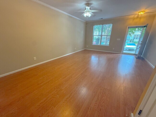 Building Photo - Spacious 2 bedroom 2.5 bath townhome