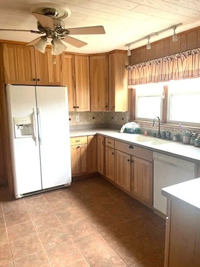 Foto del edificio - Five Bedroom Three Bath Home in Cross Lanes minutes from I-64 For Quick Access to Charleston and/...