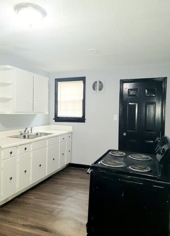 Building Photo - 1056 McBride Dr
