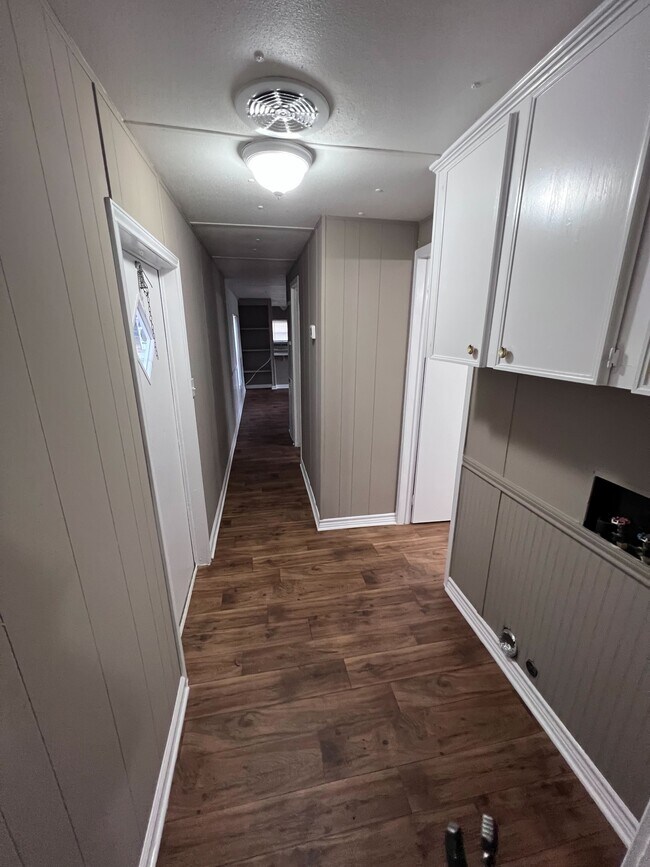 Building Photo - 750 Silent Valley Rd