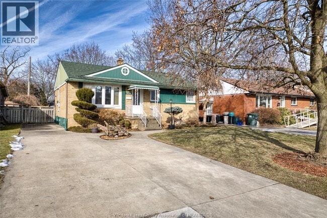 Photo du bâtiment - 3858 Hillcrest Blvd