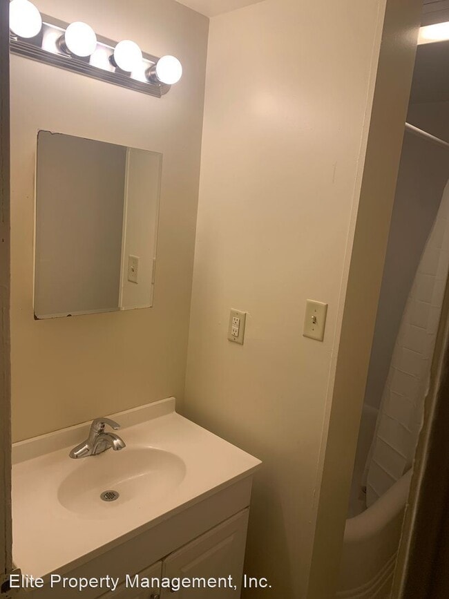Building Photo - 2 br, 1 bath House - 441 W. Princess St. A...