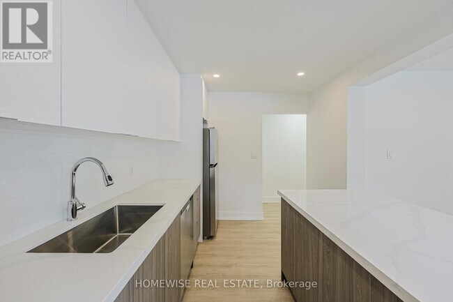 Photo du bâtiment - 100 Liberty St N