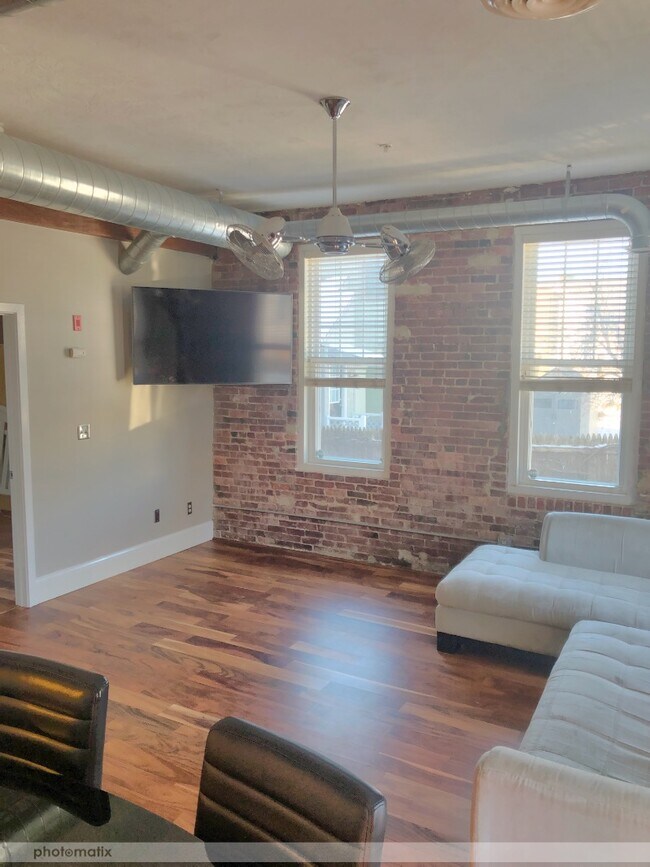 Building Photo - 35 Wyman St