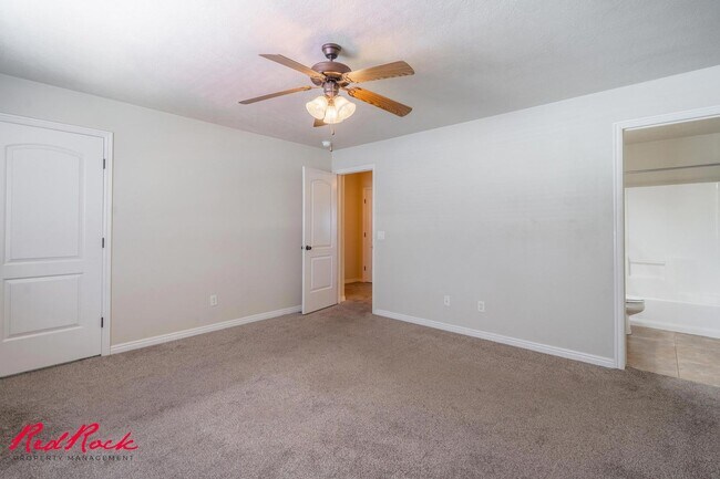 Building Photo - 3 Bedroom Townhome with Move-In Special – ...