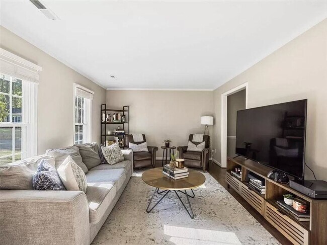 Foto del edificio - 9024 Covewood Rd