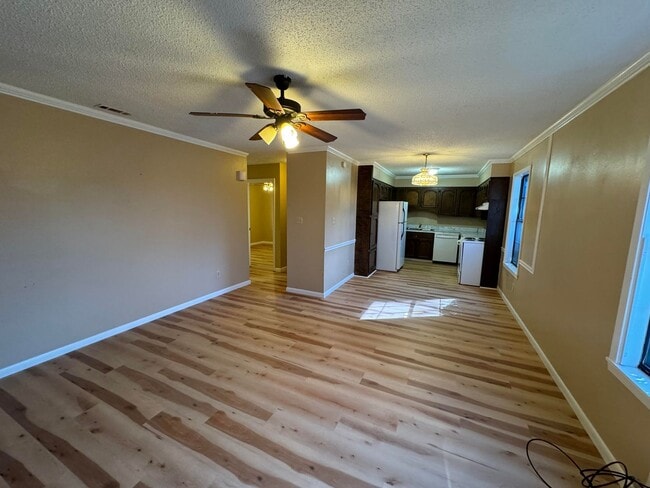Building Photo - Partial Utilities Included • 2 Bed/ 1 Bath...