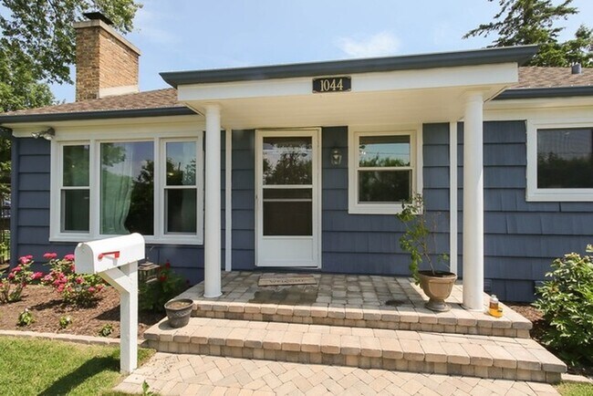 Foto del edificio - 1044 Cherry Ln