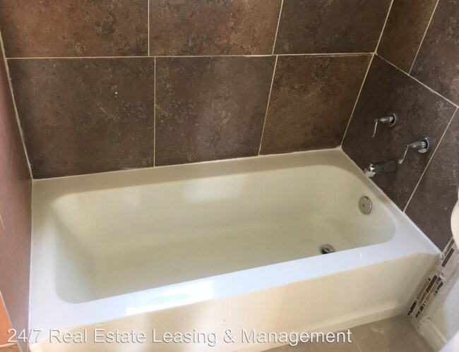 Foto del edificio - 1311 1/2-1311 1/2 E 55th St