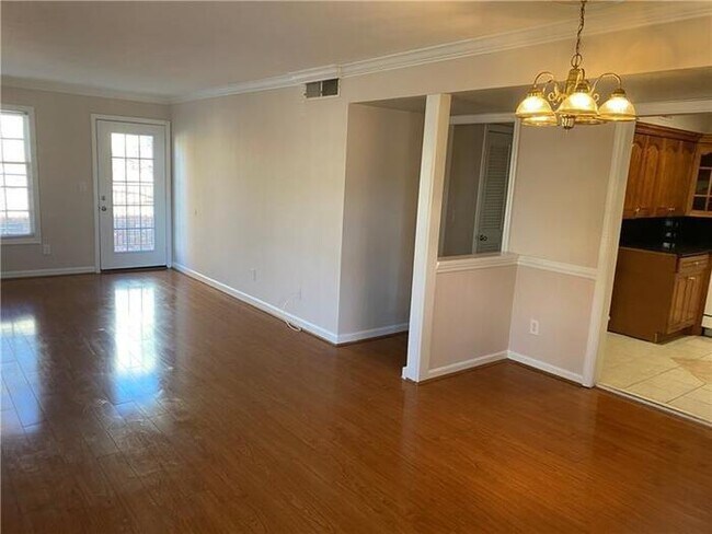 Building Photo - Large 3BR/2BA on Second Floor. Great Schoo...