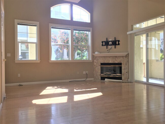 Building Photo - 211 Wildrose Common