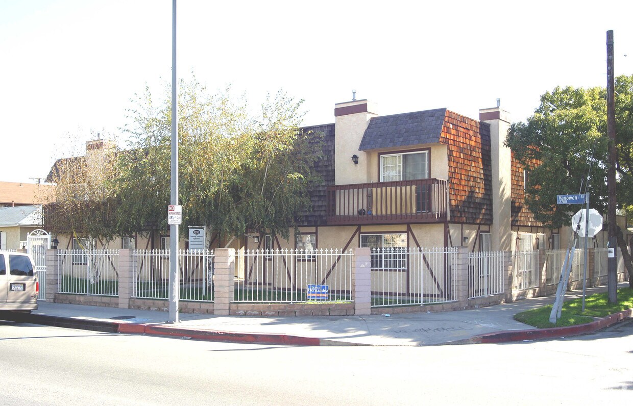 Primary Photo - 12762 Vanowen St