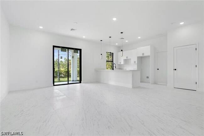 Foto del edificio - 3175 Sunshine Blvd N