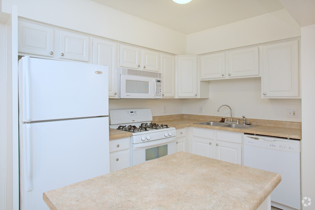 2BR, 1BA - 800 SF - Corsican