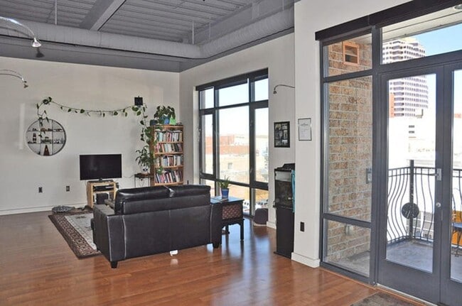 Building Photo - Gold Street Condo 4th Floor 2/bd 2/ba