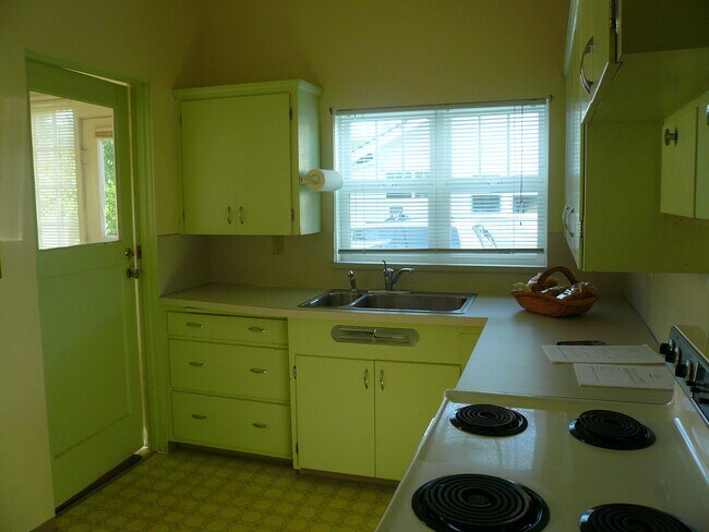 Kitchen - 1690 Patterson St
