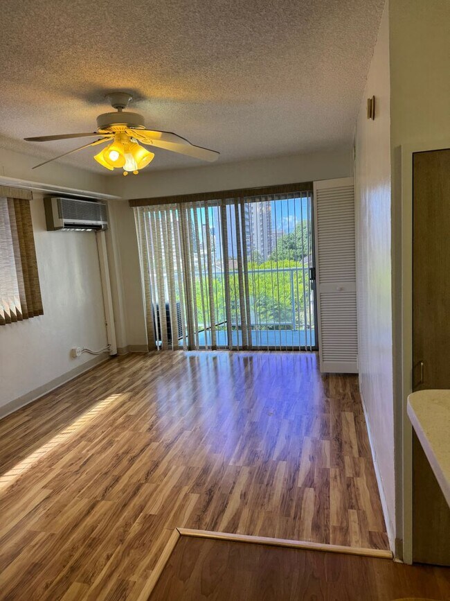 Building Photo - Central location! 1 bedroom, 1 bath, 1 par...
